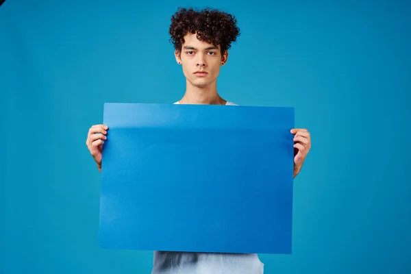 Férfi göndör haj Másolás tér kék mockup poszter — Stock Fotó