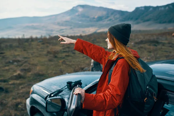 Mujer excursionista viaje mochila coche montañas paisaje — Foto de Stock