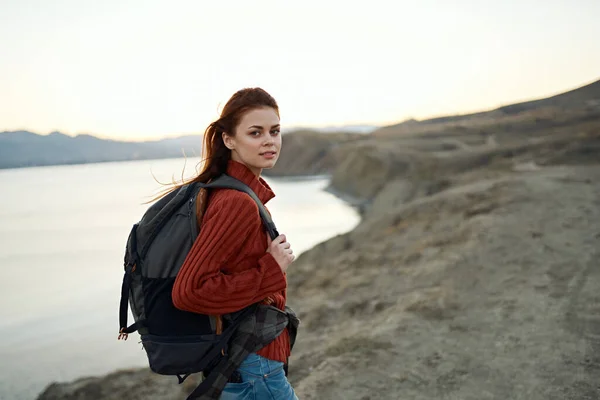 Frau besteigt die Berge und blickt auf das Meer in der Ferne Landschaft Wolken Reisetourismus — Stockfoto