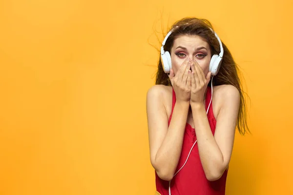 Mujer alegre en auriculares música estilo de vida fondo amarillo —  Fotos de Stock