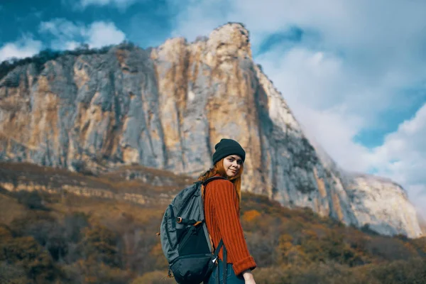 Mujer excursionista caminar naturaleza montañas viajar libertad — Foto de Stock