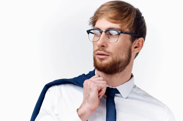 Sexy Mann mit Brille und Jacke auf der Schulter weißes Hemd Krawatte Business Finance — Stockfoto