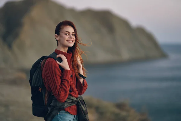 Frau reist mit Rucksack in den Bergen in der Natur am Meer — Stockfoto
