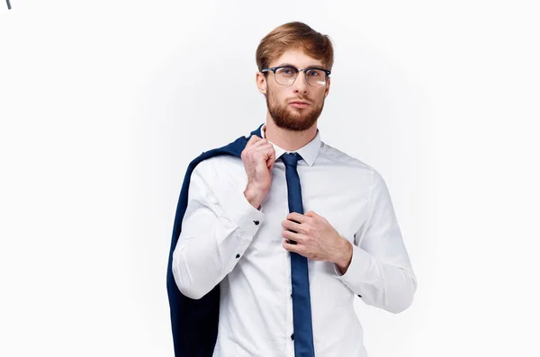 Obchodník s bundou na rameni blond brýle kravata práce — Stock fotografie