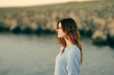 Neşeli kızıl saçlı kadın açık havada, adanın temiz havası.