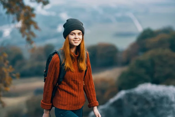 Veselá žena s batohem krajina hory cestování dovolená — Stock fotografie