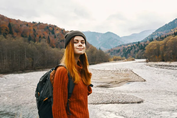 Retrato de mulher viajante em montanhas ao ar livre perto da paisagem do rio vista cortada — Fotografia de Stock