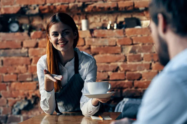 Bella donna cameriere porta caffè servizio muro di mattoni — Foto Stock