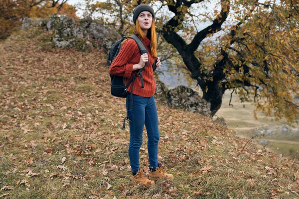 Žena turista batoh příroda podzim les cestování — Stock fotografie