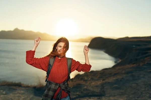 Gefühlvolle Wanderin im Freien Felsige Gebirgslandschaft Reise — Stockfoto