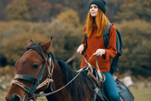 Mujer excursionista montar un caballo en las montañas caminar aire fresco viaje —  Fotos de Stock