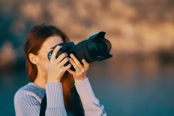 Žena venku v horách drží kameru krajina čerstvý vzduch — Stock fotografie