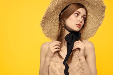 Seyahat şapkalı güzel kadın yaz yaşam tarzı sarı arka plan