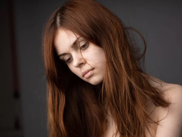 아름다운 여성 모델붉은 머리 배경 사진을 확대 한 아름다운 얼굴 — 스톡 사진