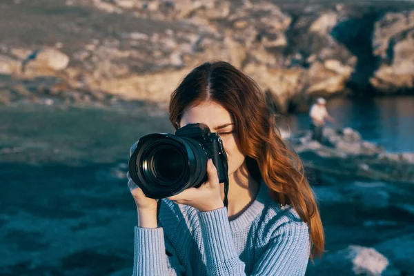 Kadın fotoğrafçı doğa kayalık dağlar macera tatili — Stok fotoğraf