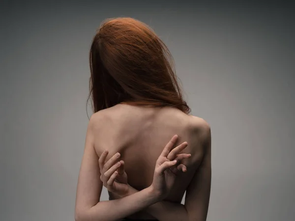 Donna che si abbraccia con le mani indietro vista nuda modello posteriore — Foto Stock