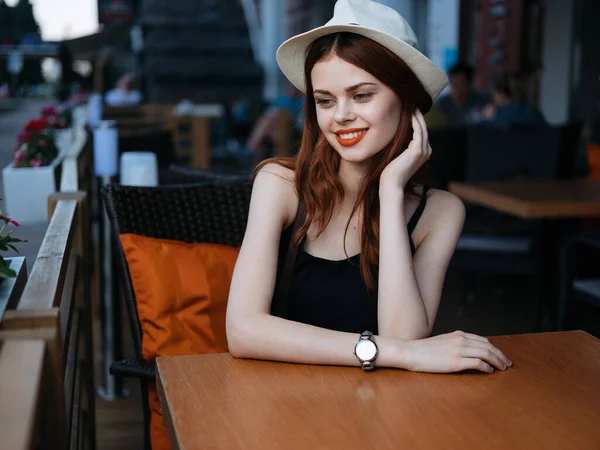 Женщина сидит за столом кафе на улице лицо макияж ресторан модели — стоковое фото