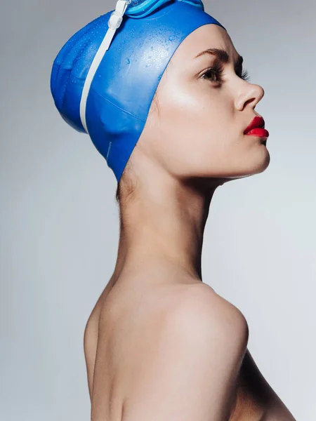 Женщина в плавательной шапке с красными губами макияж модели голые плечи — стоковое фото