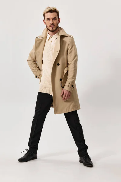 Caballero en abrigo pies hombro ancho aparte y estilo de moda — Foto de Stock