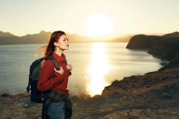 Donna turista con zaino all'aperto paesaggio tramonto viaggi — Foto Stock