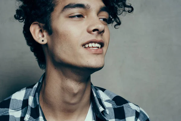 Homem com cabelo encaracolado na camisa xadrez retrato corte ver modelo emoções — Fotografia de Stock