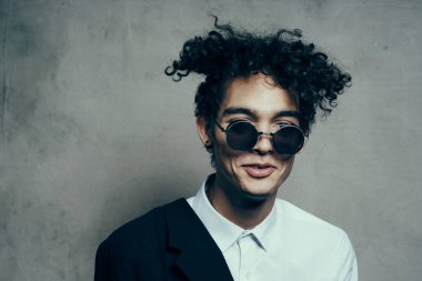 Mutlu adam göz kamaştırıcı gülümseme kıvırcık saç gözlüğü model gömlek