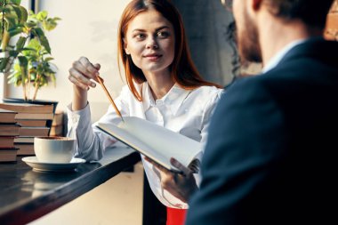 Erkek ve kadın iş arkadaşları iletişim uzmanları boş vakitlerinde çalışıyor.