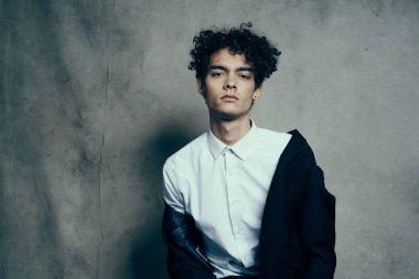 Takım elbiseli tuhaf adam. Kendine güvenen modern tarz.