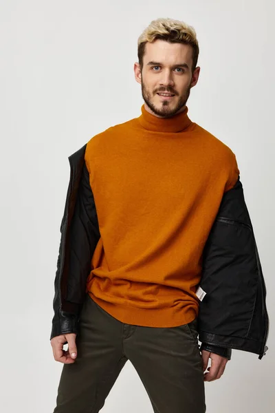 Voiture à la mode avec une veste déboutonnée et un pull orange rit sur un fond clair — Photo