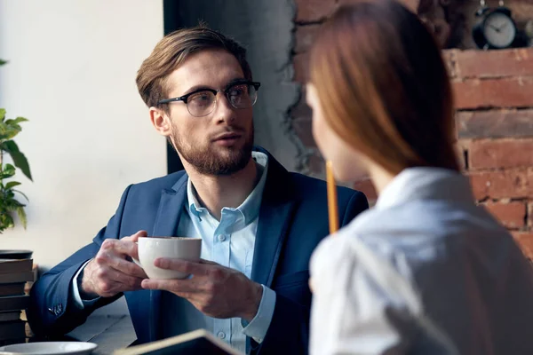 Giovani colleghi di lavoro di coppia comunicazione professionale in un caffè — Foto Stock