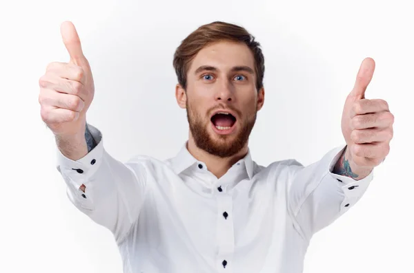 Felice giovane uomo mostrando mano pollice gesticolando modello emozione — Foto Stock