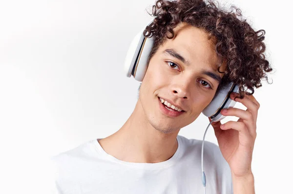 Lockigt hår kille i hörlurar lyssna på musik beskärda visa känslor — Stockfoto