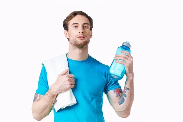 Sport uomo con asciugamano sulla spalla bottiglia d'acqua energia salute allenamento — Foto Stock