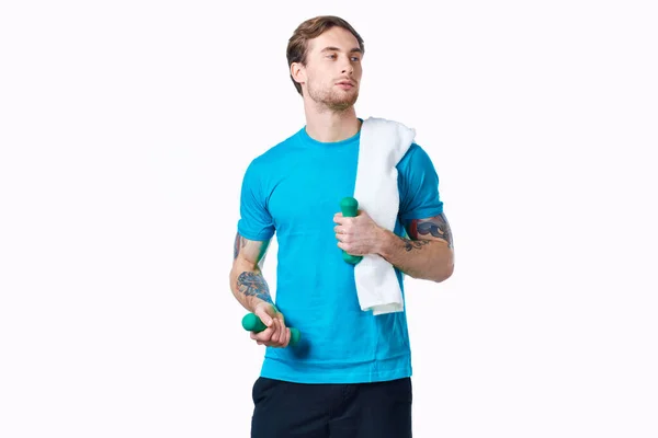 Homem em azul t-shirt treino fitness exercício estilo de vida estúdio — Fotografia de Stock