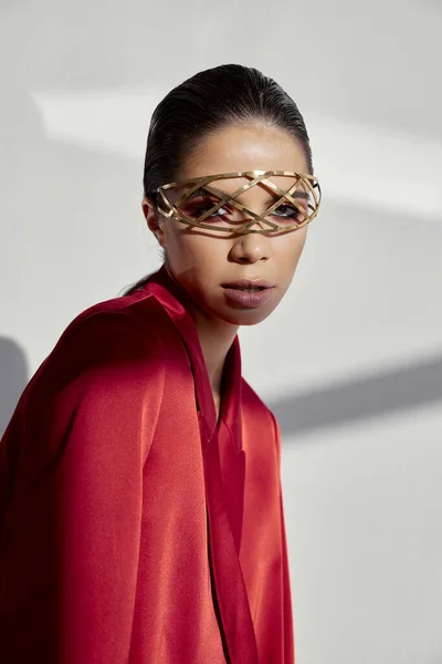 Mujer en chaqueta roja con gafas accesorio en la cara recortada modelo de vista —  Fotos de Stock