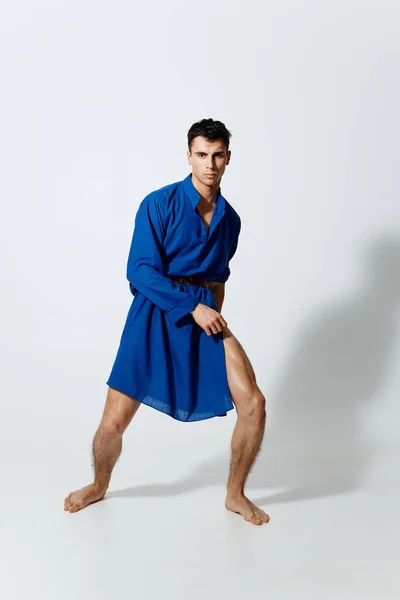 Gay homem no um azul vestido com um cinto é dançar no um fundo — Fotografia de Stock