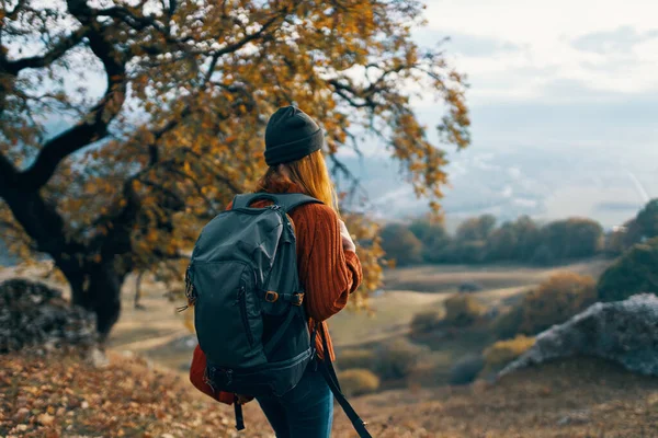 Donna escursionista zaino in viaggio montagne autunno stile di vita — Foto Stock