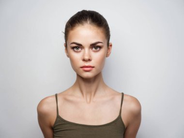  Tişörtlü, açık renk saçlı bir kadın. 