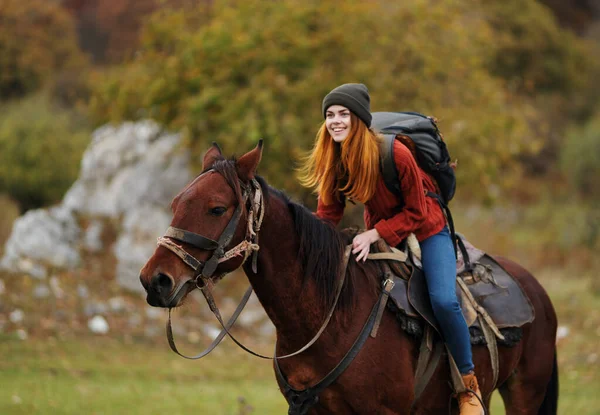 Doğadaki güzel kadın, gezintiye çıkmış eğlenceli bir at. — Stok fotoğraf
