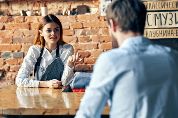 女性ウエイターがサービスカフェの顧客にコーヒーを持ち込み — ストック写真