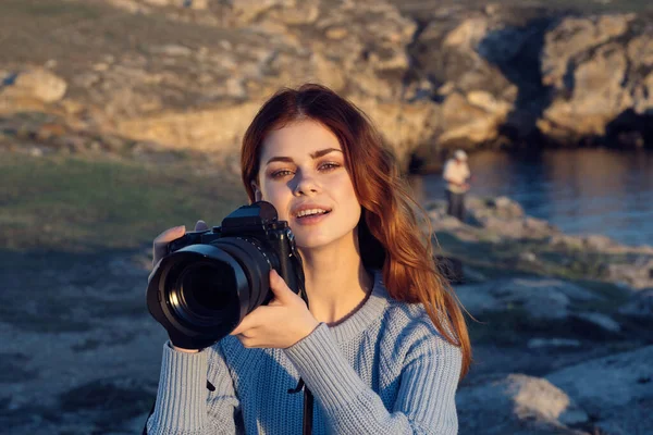 Femme photographe en plein air montagnes rocheuses paysage vacances nature — Photo