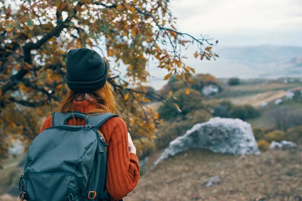 자연의 산을 하이킹하는 여성 관광 여행 — 스톡 사진