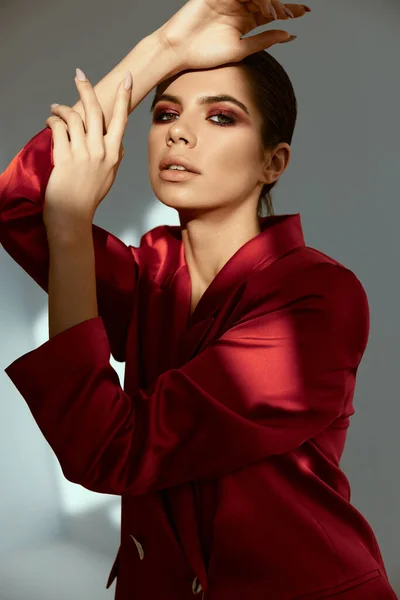 Mulher segurando rosto vermelho casaco decoração modelo — Fotografia de Stock