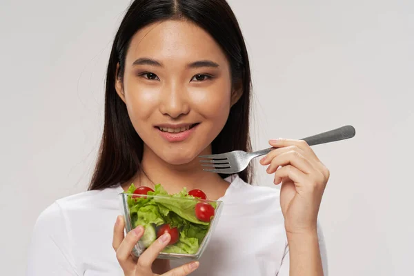 Donna di aspetto asiatico piatto di insalata una dieta sana vegetarianismo — Foto Stock