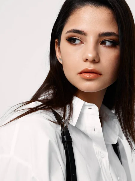 Retrato de una hermosa morena con maquillaje de noche y con una camisa blanca —  Fotos de Stock