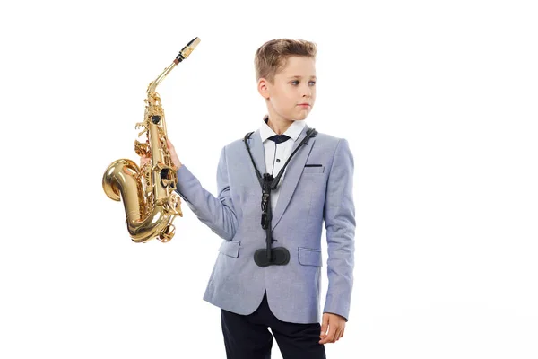 Jongen muzikant spelen saxofoon prestaties geïsoleerde achtergrond — Stockfoto