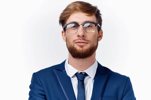 Geschäftsmann im Anzug und Brille hält die Hand vor das Gesicht auf hellblauer Jacke — Stockfoto