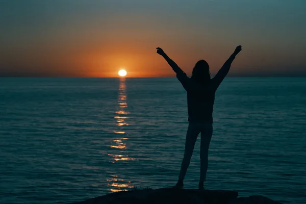 Silhueta feminina gestual com mãos pôr do sol modelo do mar — Fotografia de Stock