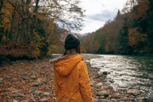 Vrouw buiten herfst bos bergen rivier reizen — Stockfoto