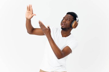 Afrika 'lı adam kulaklıklarla dans ediyor.